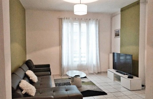 Neuville-sur-Saone Apartamento | Comfortable 5-room apartment