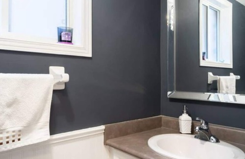Burlington Casa | Comfortable Full House- 3 Bedroom + Basement