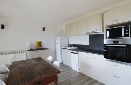 Le Bourget-du-Lac Apartamento | Comfortable garden level 2 minutes from the lake on foot!