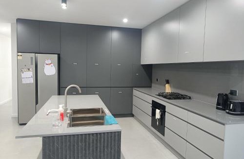 Guildford West Casa | Comfortable Garage Room in Guildford - NC0