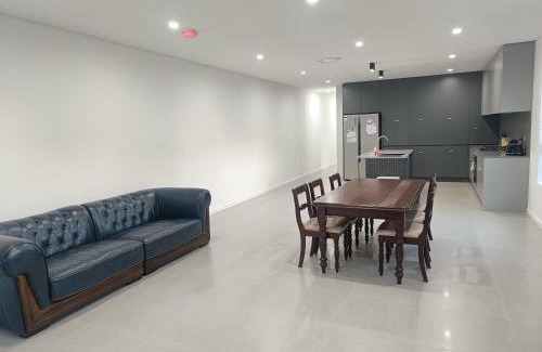 Guildford West Casa | Comfortable Garage Room in Guildford - NC0