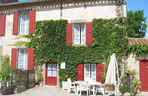 Douzens Casa | Cómoda casa rural con piscina en el antiguo dominio del vino