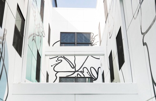 Buckman Neighborhood Apartamento | Comfortable Grand King Room: Pet Friendly Stay, Walk to Grand Amari
