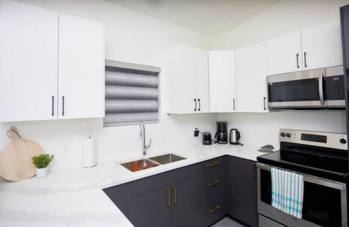 St. James Casa | Comfortable home near airport