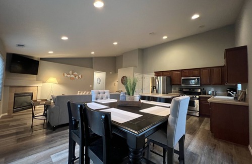 Woodburn Casa | Comfortable home near Outlets, Wineries and Tulip Festival