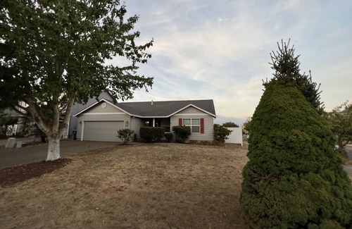 Woodburn Casa | Comfortable home near Outlets, Wineries and Tulip Festival