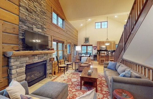 Rendezvous Casa | Comfortable home with gas fireplace, full kitchen, W/D & great views