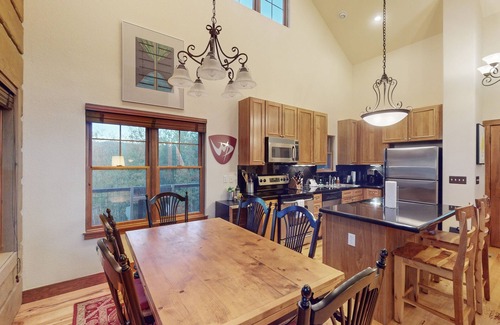 Rendezvous Casa | Comfortable home with gas fireplace, full kitchen, W/D & great views