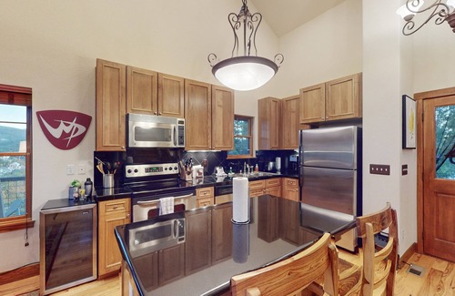 Rendezvous Casa | Comfortable home with gas fireplace, full kitchen, W/D & great views