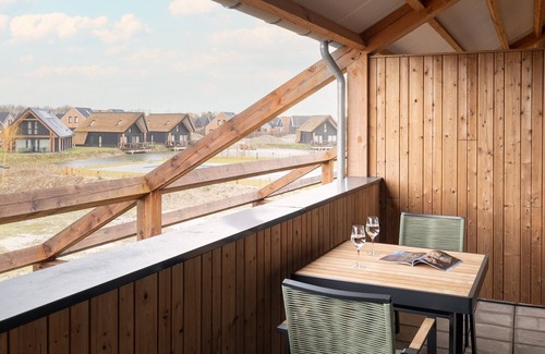 Nieuwvliet Apartamento | Comfortable hotel room with view out over the water