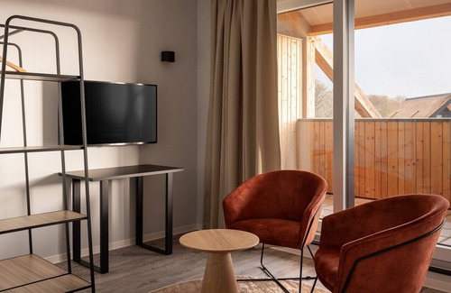 Nieuwvliet Apartamento | Comfortable hotel room with view out over the water