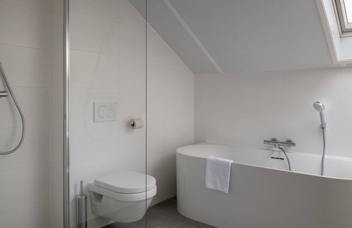 Nieuwvliet Apartamento | Comfortable hotel room with view out over the water