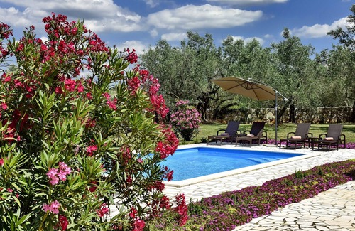 Selina Villa | Confortable casa con piscina en pueblo tranquilo