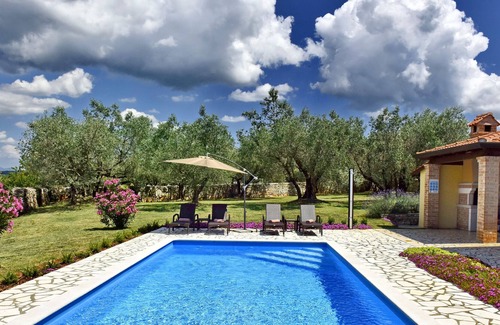 Selina Villa | Confortable casa con piscina en pueblo tranquilo