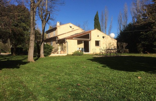 Saint-Maximin-la-Sainte-Baume Villa | Cómoda casa con piscina y cancha de tenis privada en el corazón de la provenzal verde