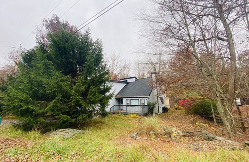 Bushkill Casa | Comfortable house with a private hot tub in Poconos