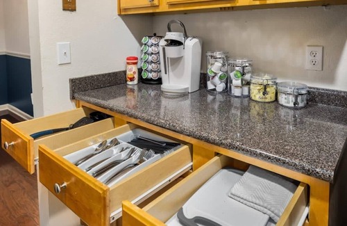 Meadowbrook Condominio | Comfortable Hwy 280 Condo with All the Essentials
