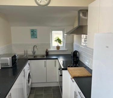 Bedford Apartamento | Comfortable King Bed - Location - Contractors - Family - Parking