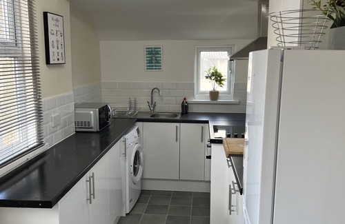 Bedford Casa | Comfortable King Bed*Parking*Contractors*Families