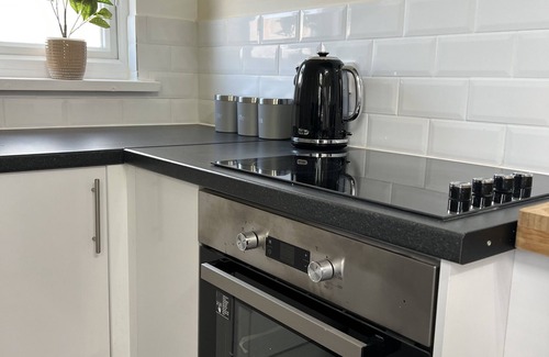 Bedford Casa | Comfortable King Bed*Parking*Contractors*Families