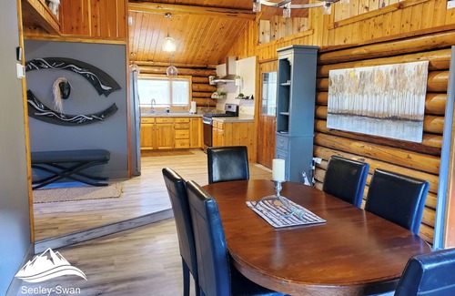 Seeley Lake Cabina | Comfortable Log Cabin w/AC ~ Downtown Seeley Lake!