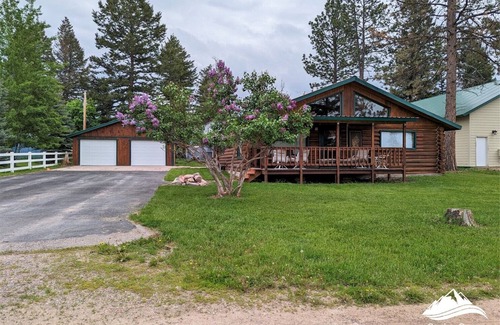 Seeley Lake Cabina | Comfortable Log Cabin w/AC ~ Downtown Seeley Lake!