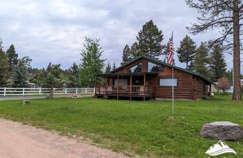 Seeley Lake Cabina | Comfortable Log Cabin w/AC ~ Downtown Seeley Lake!