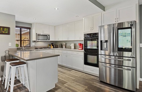 South Natomas Casa | Comfortable Modern 4 Bedroom / 2 Bath Entire Home