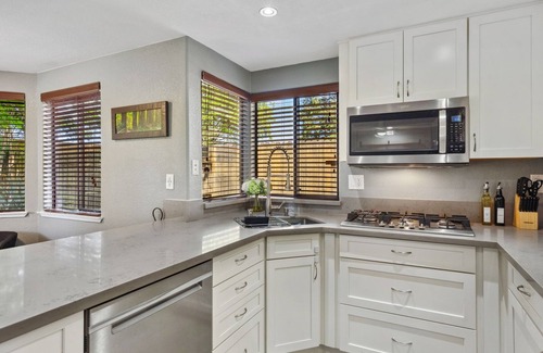 South Natomas Casa | Comfortable Modern 4 Bedroom / 2 Bath Entire Home
