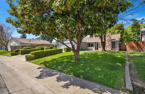 South Natomas Casa | Comfortable Modern 4 Bedroom / 2 Bath Entire Home