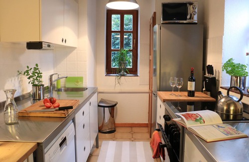 Gudensberg Apartamento | Cómodo y moderno Permanecer en el ambiente de entramado de madera de la Antigua Parroquia Gudensberg