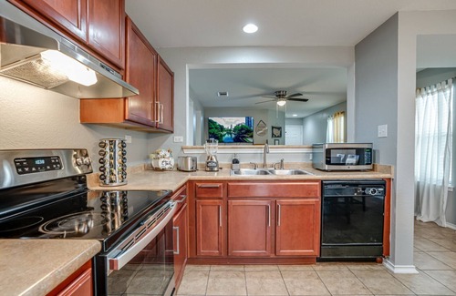 Southside Casa | Comfortable near Lackland & Downtown/Easy access I35