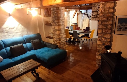 Taninges Cama Y Desayuno | Comfortable off grid mountain lodge with SPA.