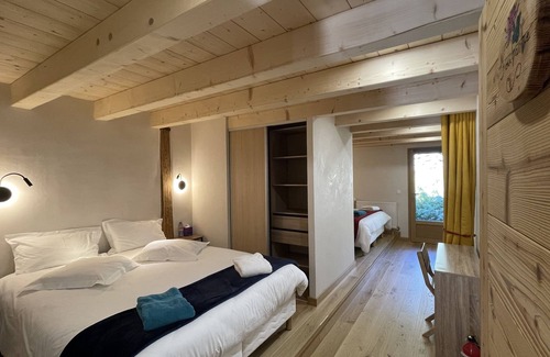 Taninges Cama Y Desayuno | Comfortable off grid mountain lodge with SPA.