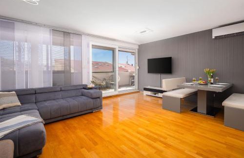 Strozanac Apartamento | Comfortable Penthouse Apartment - Sita