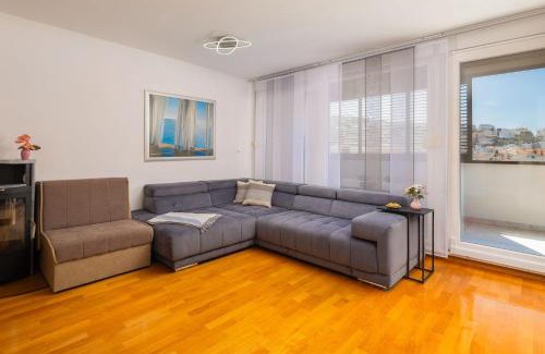 Strozanac Apartamento | Comfortable Penthouse Apartment - Sita