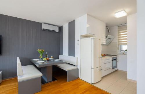 Strozanac Apartamento | Comfortable Penthouse Apartment - Sita