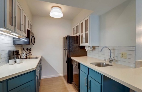 Sunnyvale Complejo | Comfortable Queen Stay! Free Breakfast, Wi-Fi, and Outdoor Pool Access!