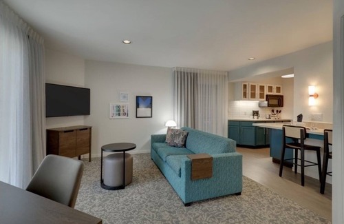 Sunnyvale Complejo | Comfortable Queen Stay! Free Breakfast, Wi-Fi, and Outdoor Pool Access!