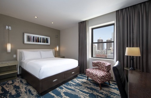 Near North Side Hotel | Comfortable Queen Stay w/ Earth Tone Furniture! Pet Friendly Near 360 Chicago!