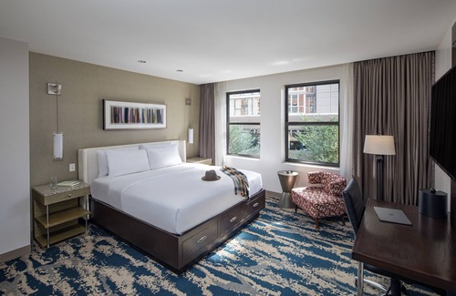 Near North Side Hotel | Comfortable Queen Stay w/ Earth Tone Furniture! Pet Friendly Near 360 Chicago!