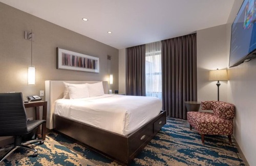 Near North Side Hotel | Comfortable Queen Stay w/ Earth Tone Furniture! Pet Friendly Near 360 Chicago!