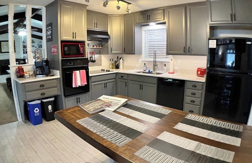 Denton Casa | Comfortable Quiet Retreat in Convenient Location