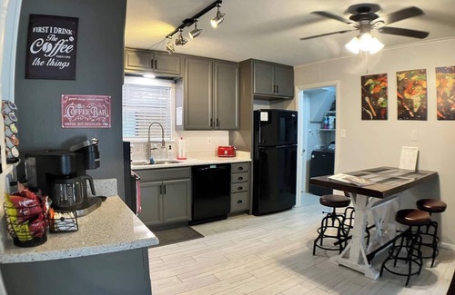Denton Casa | Comfortable Quiet Retreat in Convenient Location
