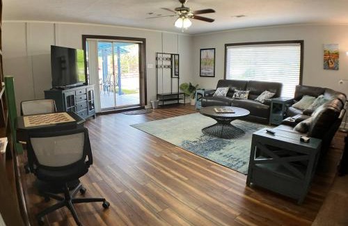Denton Casa | Comfortable Quiet Retreat In Convenient Location