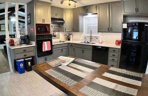 Denton Casa | Comfortable Quiet Retreat In Convenient Location