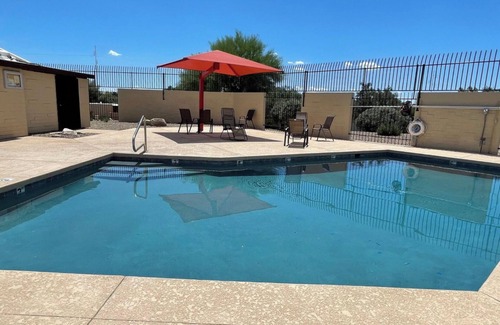 Tucson Condominio | Comfortable relaxing townhome, conveniently located for biking and hiking!