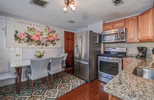 D Street - West Broadway Condominio | Comfortable room with skylight in Southie