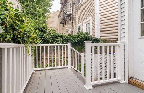 D Street - West Broadway Condominio | Comfortable room with skylight in Southie
