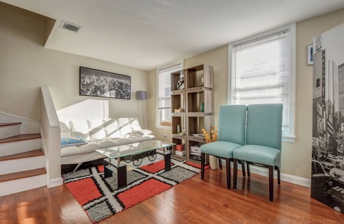 D Street - West Broadway Condominio | Comfortable room with skylight in Southie
